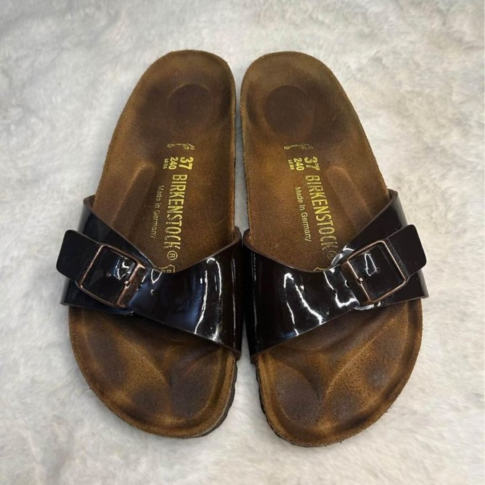 Birkenstocks woman’s brown shine one strap buckle. New condition. Size 37.